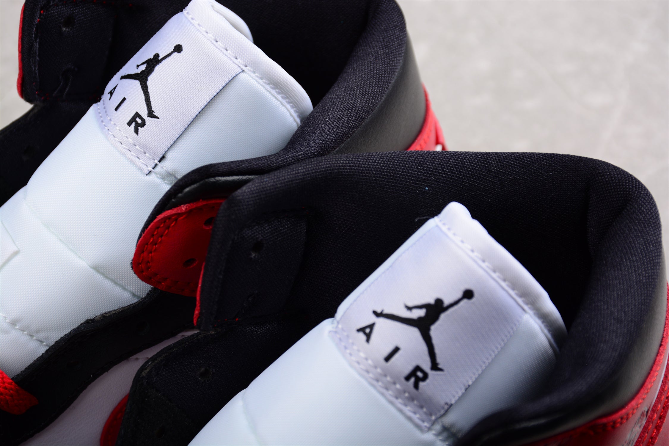 Air Jordan 1 AJ1 Mid Alternate - Bred Toe