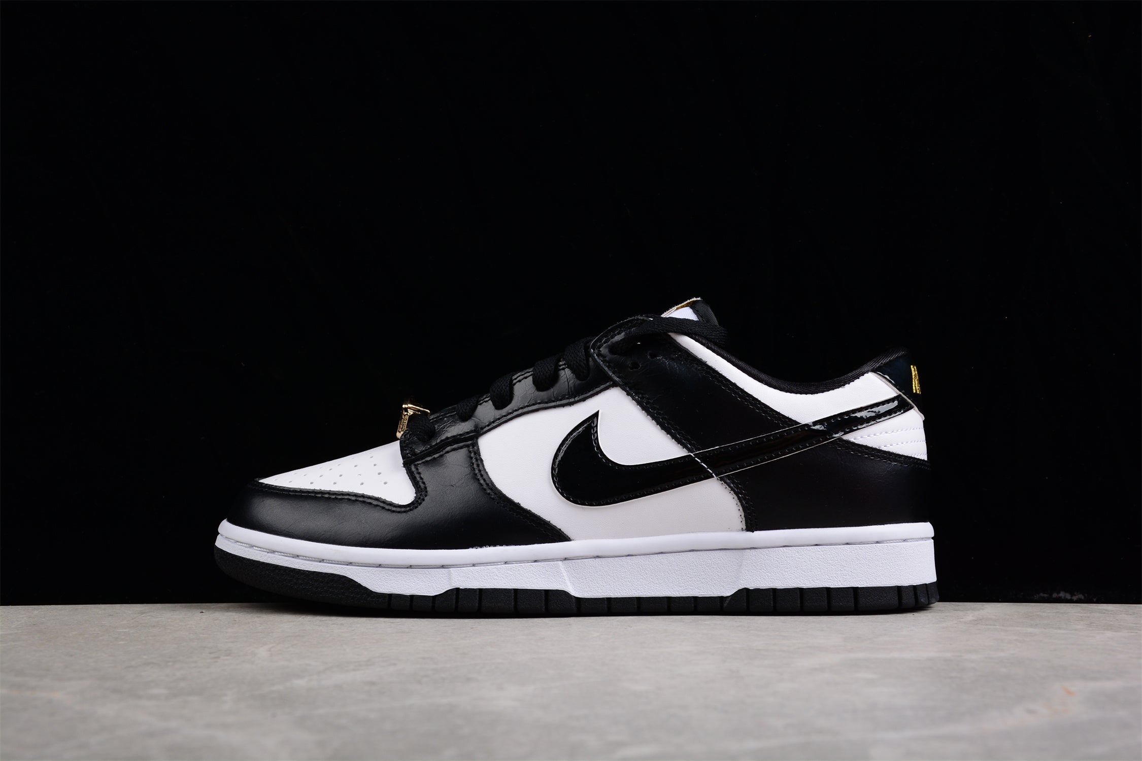 NikeMens Dunk Low - Would Champ