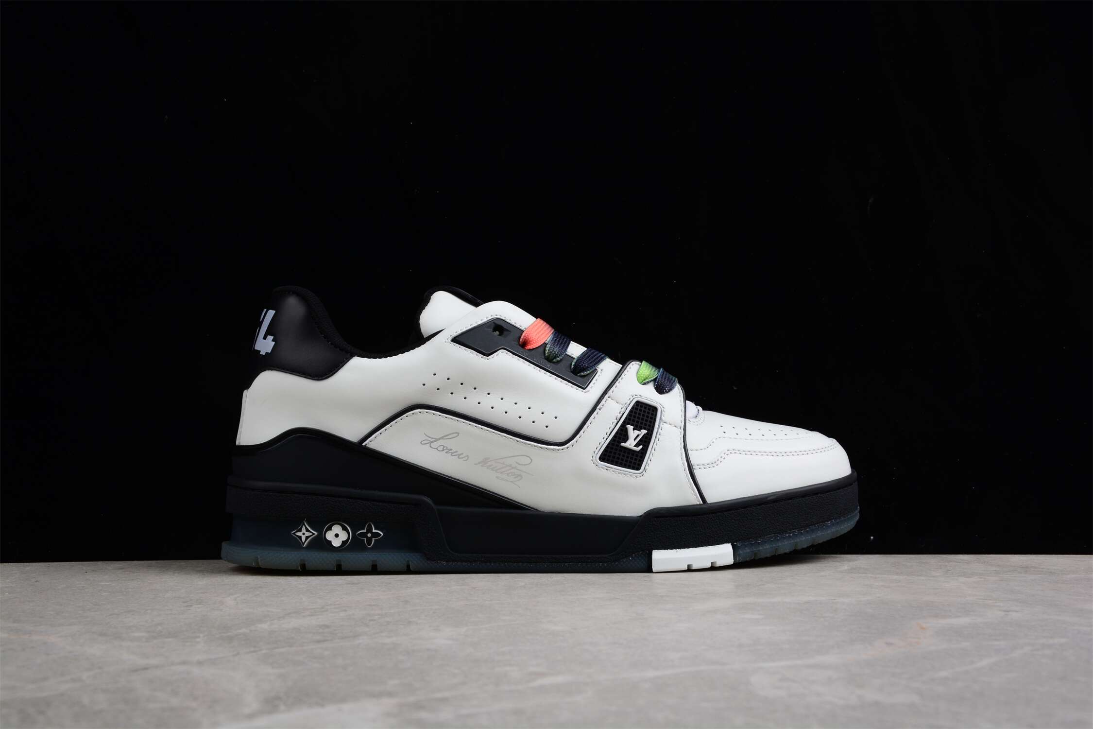 LouisVuitton Trainer - White/Black