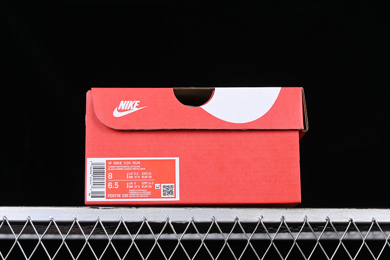 NikeUnisex V2k Run - Metallic Sliver