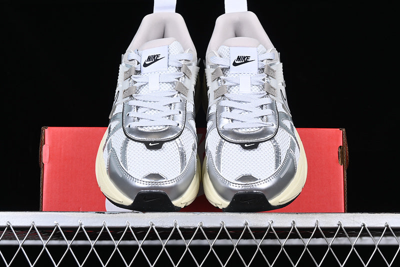 NikeUnisex V2k Run - Metallic Sliver