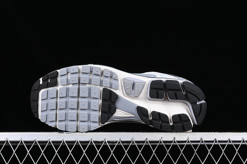 NikeMens Zoom Vomero 5 - Grey