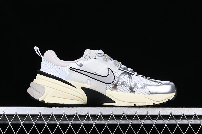 NikeUnisex V2k Run - Metallic Sliver