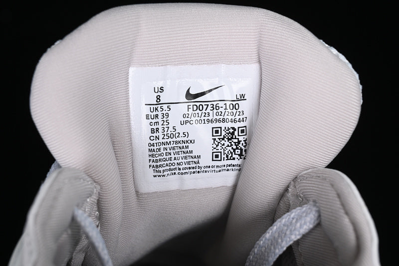 NikeUnisex V2k Run - Metallic Sliver