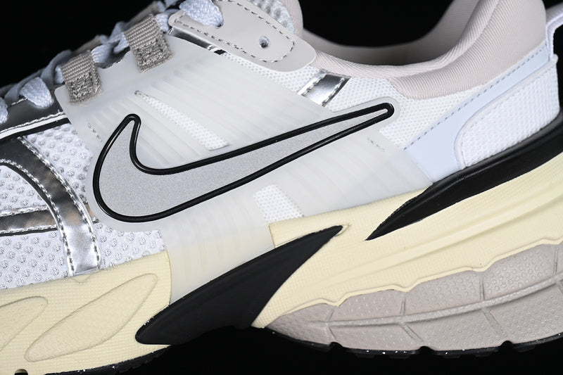 NikeUnisex V2k Run - Metallic Sliver