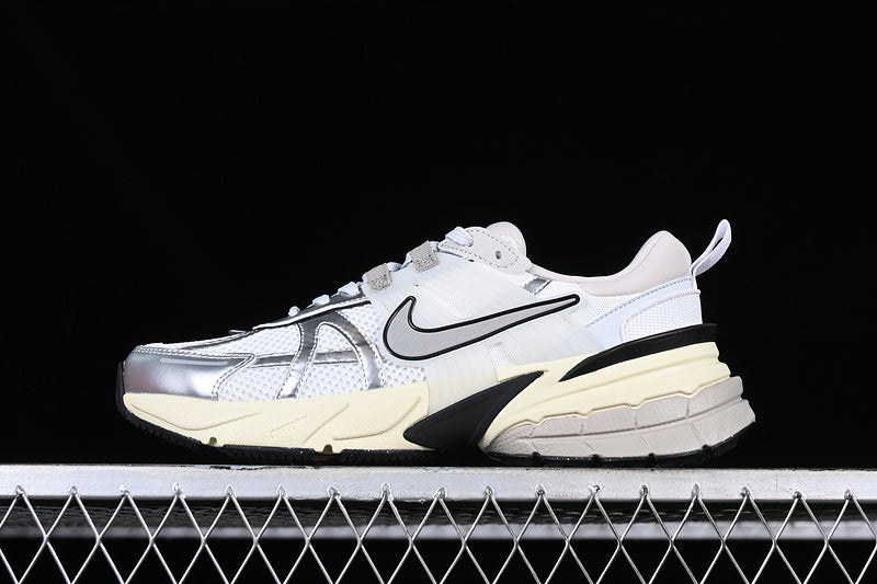 NikeUnisex V2k Run - Metallic Sliver