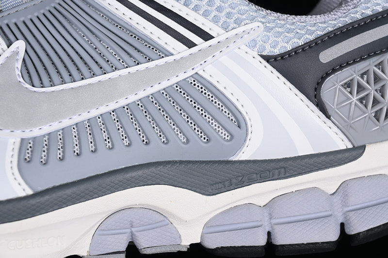 NikeMens Zoom Vomero 5 - Grey
