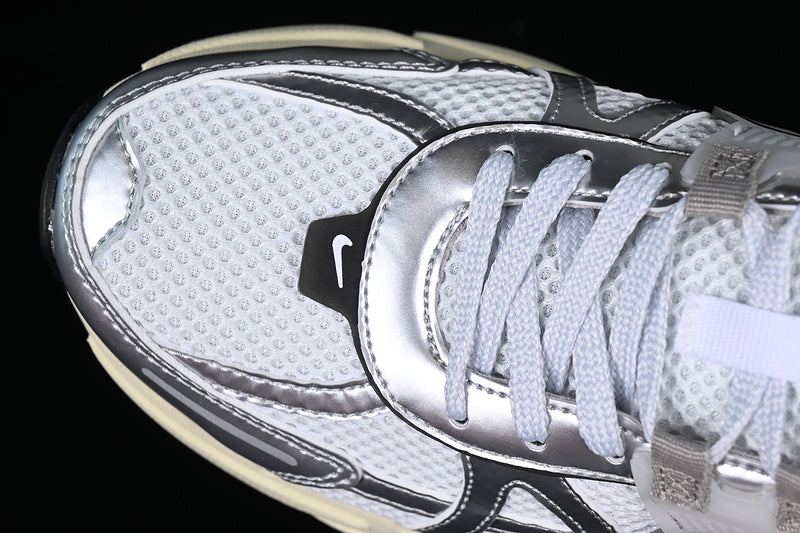 NikeUnisex V2k Run - Metallic Sliver