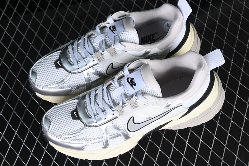 NikeUnisex V2k Run - Metallic Sliver