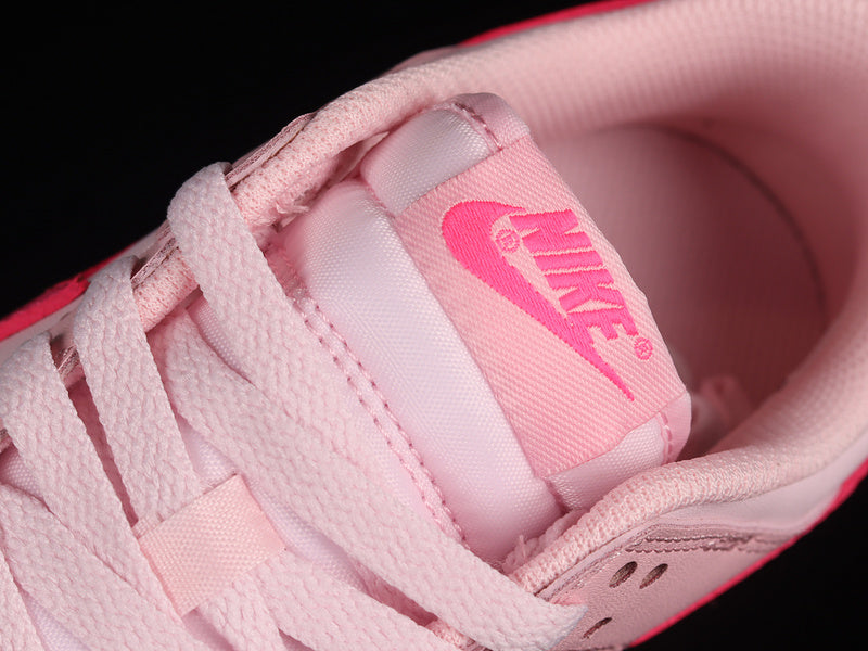 NikeWMNS Dunk Low - Triple Pink