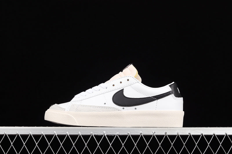 NikeMens blazer low 77 - White/Black Sail
