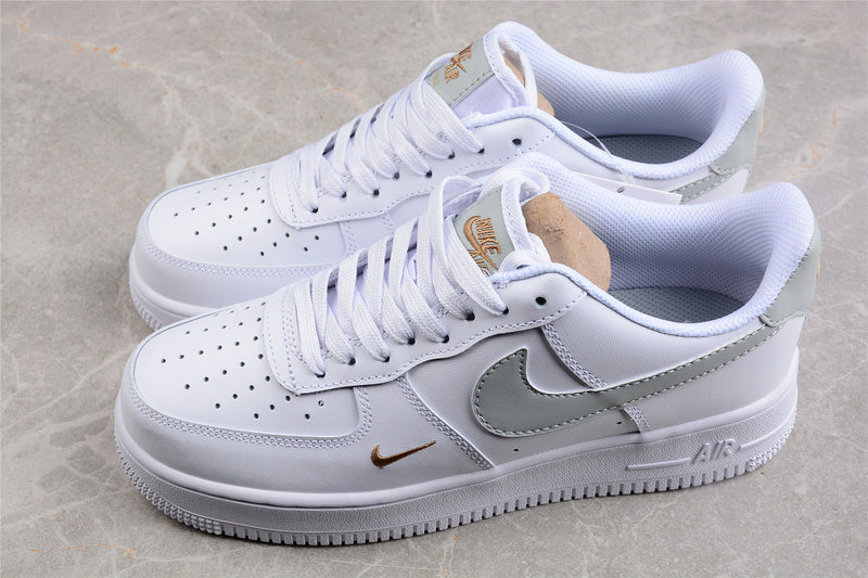 NikeUnisex Air Force 1 AF1 Low - Gold Mini Swoosh - White
