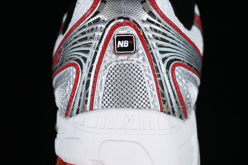 New Balance 740 - Silver/Red