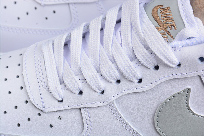 NikeUnisex Air Force 1 AF1 Low - Gold Mini Swoosh - White