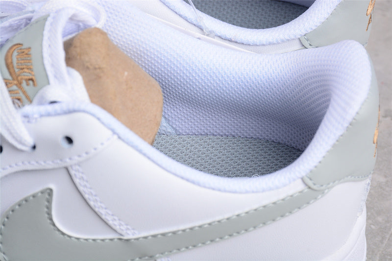 NikeUnisex Air Force 1 AF1 Low - Gold Mini Swoosh - White