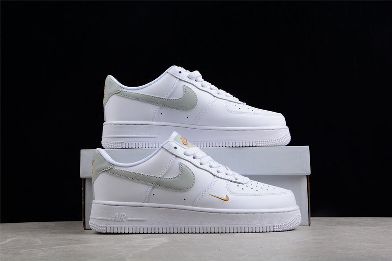 NikeUnisex Air Force 1 AF1 Low - Gold Mini Swoosh - White