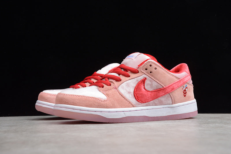 NikeWMNS SB Dunk Low - Strange Love