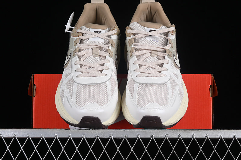 NikeUnisex V2k Run Light - Orewood Brown