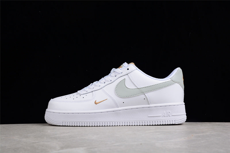 NikeUnisex Air Force 1 AF1 Low - Gold Mini Swoosh - White