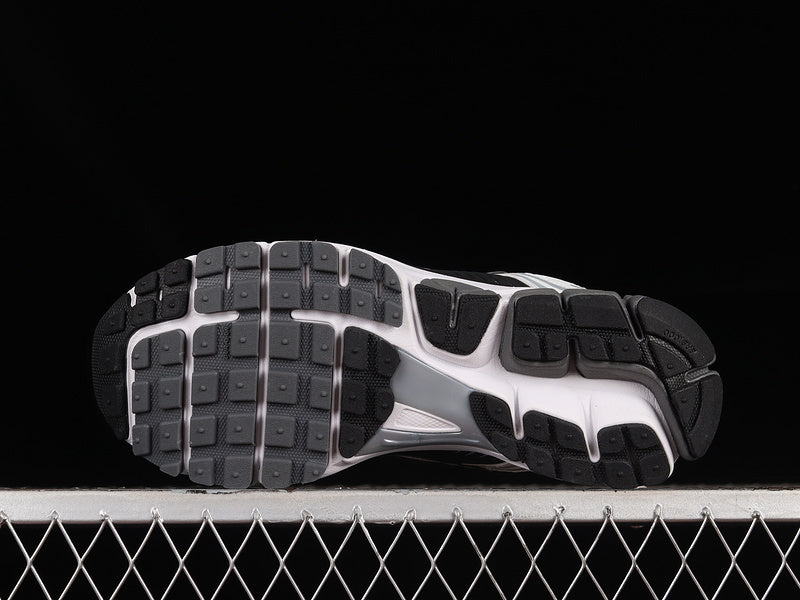 NikeUnisex Zoom Vomero 5 - Grey/Black