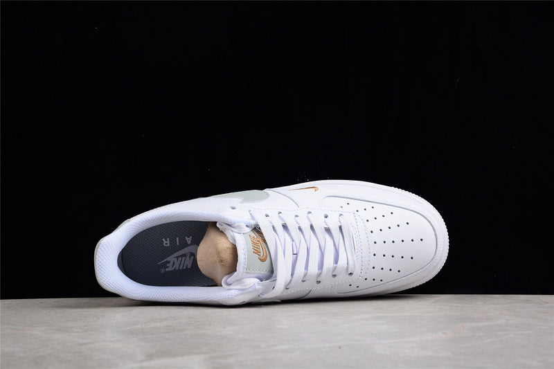 NikeUnisex Air Force 1 AF1 Low - Gold Mini Swoosh - White