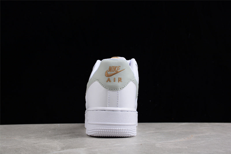 NikeUnisex Air Force 1 AF1 Low - Gold Mini Swoosh - White