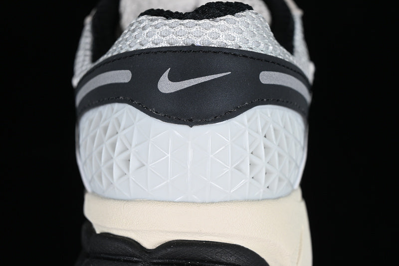 NikeUnisex Zoom Vomero 5 - White