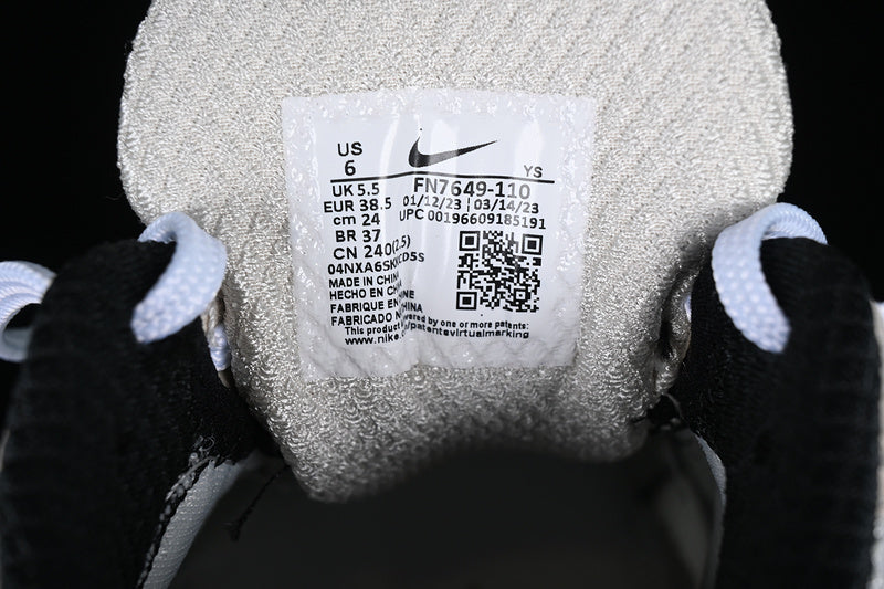 NikeUnisex Zoom Vomero 5 - White