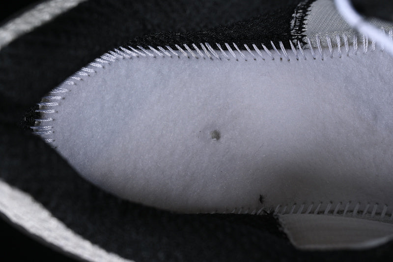 NikeUnisex Zoom Vomero 5 - White