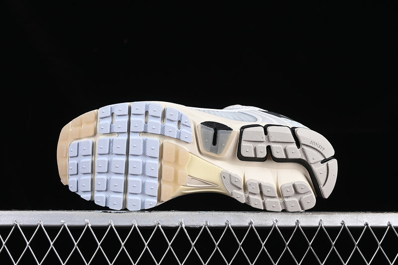 NikeUnisex Zoom Vomero 5 - White