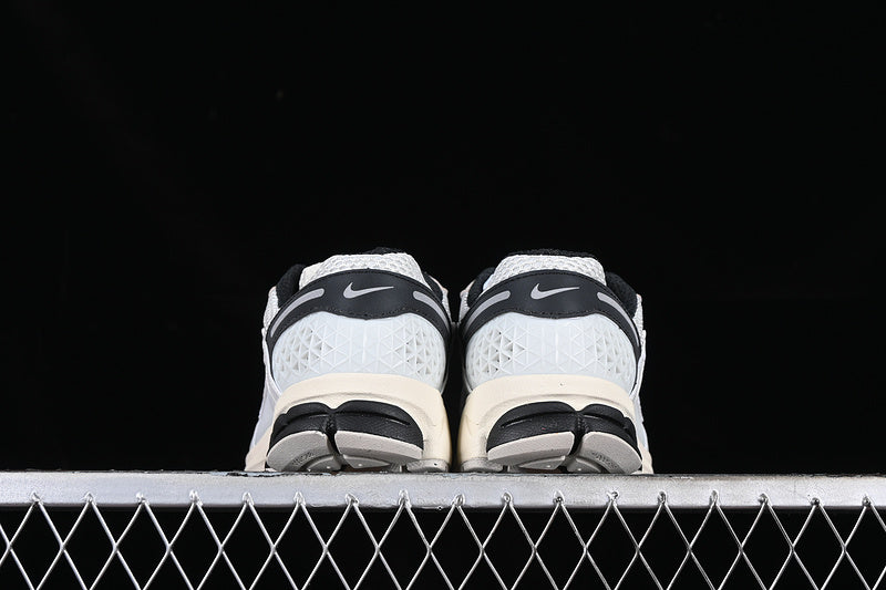 NikeUnisex Zoom Vomero 5 - White