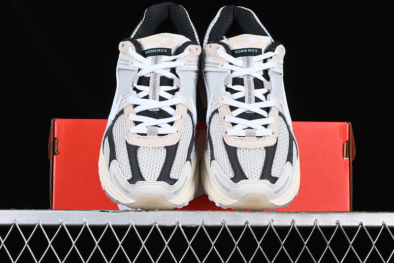 NikeUnisex Zoom Vomero 5 - White