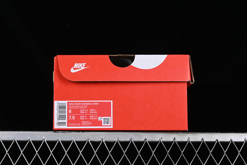 NikeUnisex Zoom Vomero 5 - White