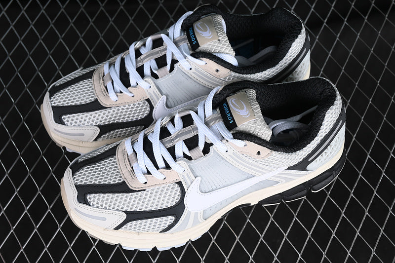 NikeUnisex Zoom Vomero 5 - White