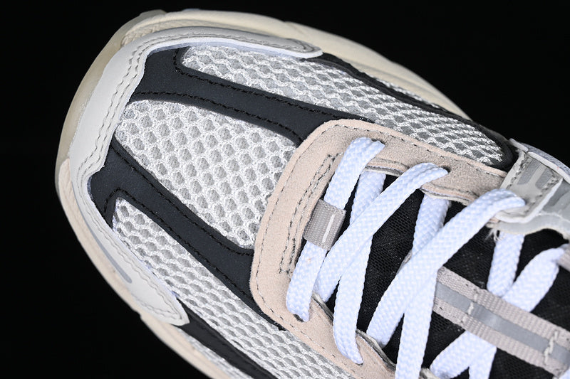 NikeUnisex Zoom Vomero 5 - White