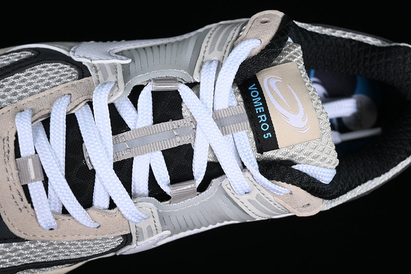 NikeUnisex Zoom Vomero 5 - White