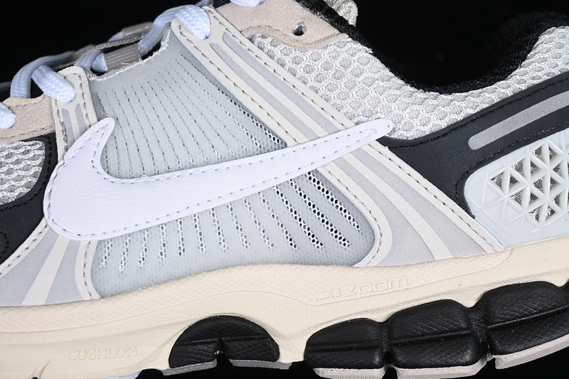 NikeUnisex Zoom Vomero 5 - White