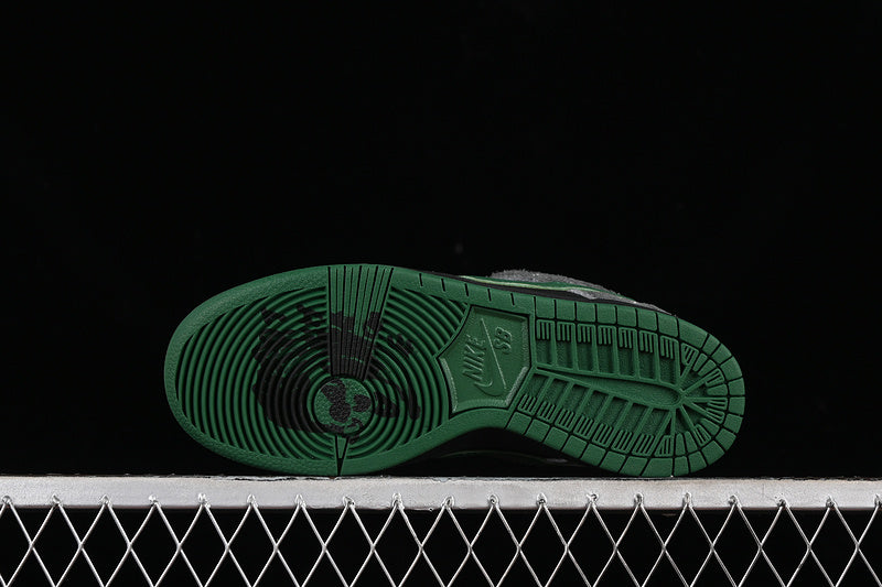 NikeUnisex SB Dunk Low x There SkateBoards - Gorge Green