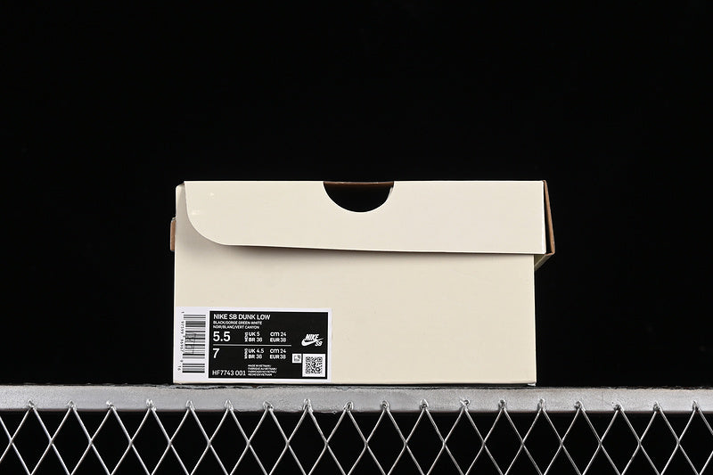 NikeUnisex SB Dunk Low x There SkateBoards - Gorge Green