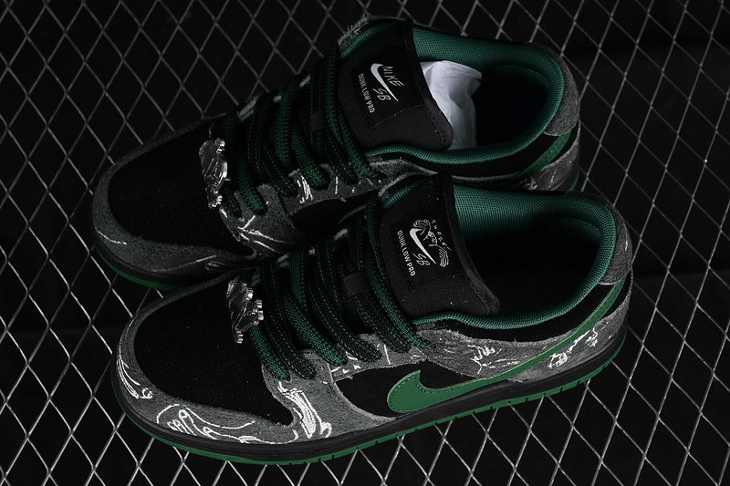 NikeUnisex SB Dunk Low x There SkateBoards - Gorge Green