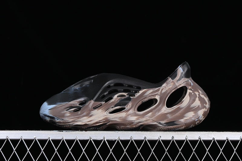 adidasUnisex Yeezy Foam Runner Cinder