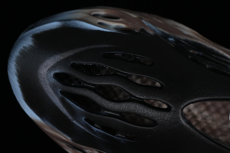 adidasUnisex Yeezy Foam Runner - Cinder