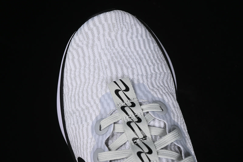 NikeUnisex Zoom Motiva - White