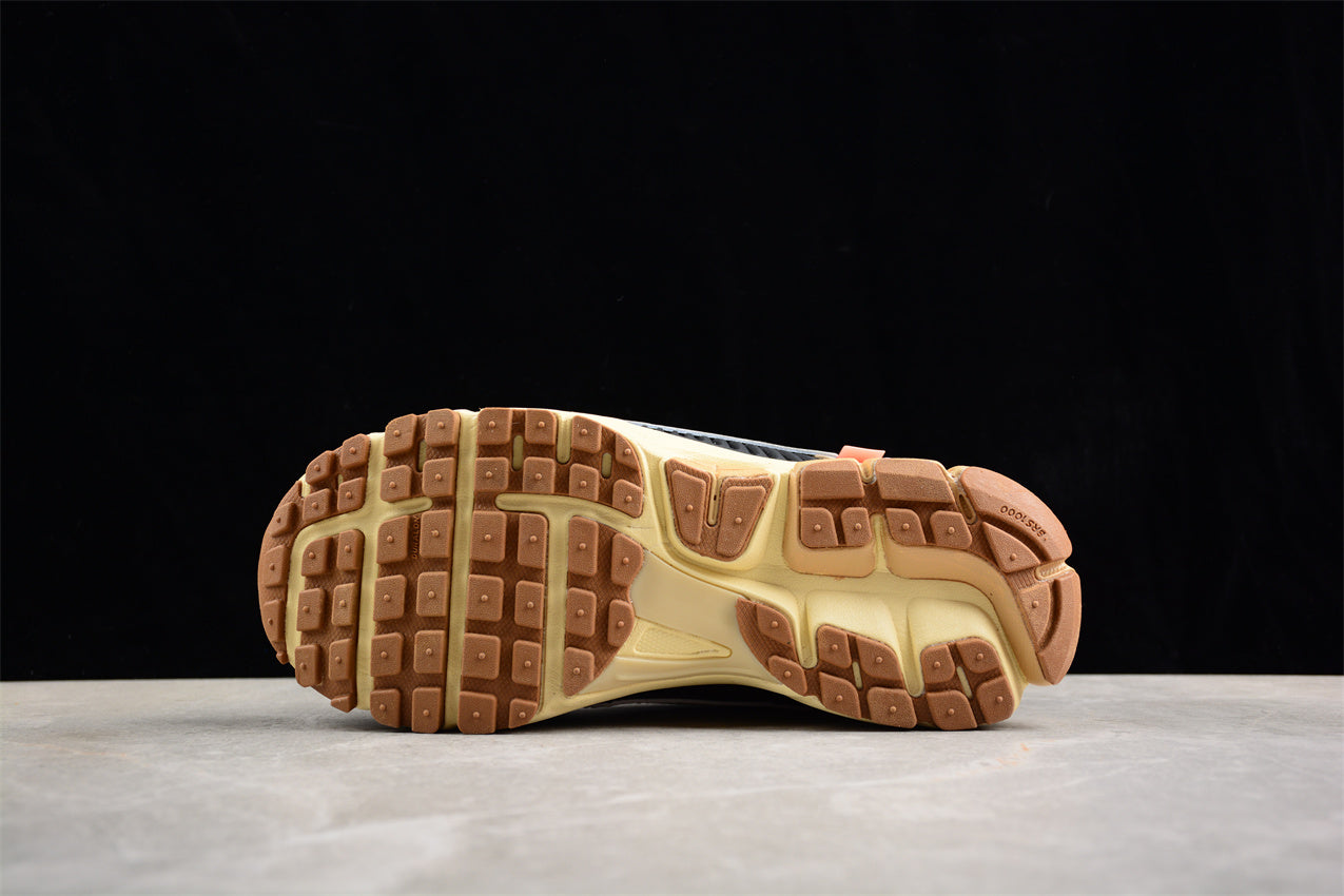 NikeUnisex Zoom Vomero 5 - Black/Brown