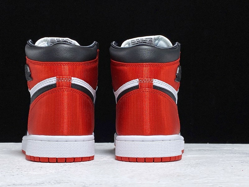 Air Jordan 1 AJ1 Retro High Satin - Black Toe