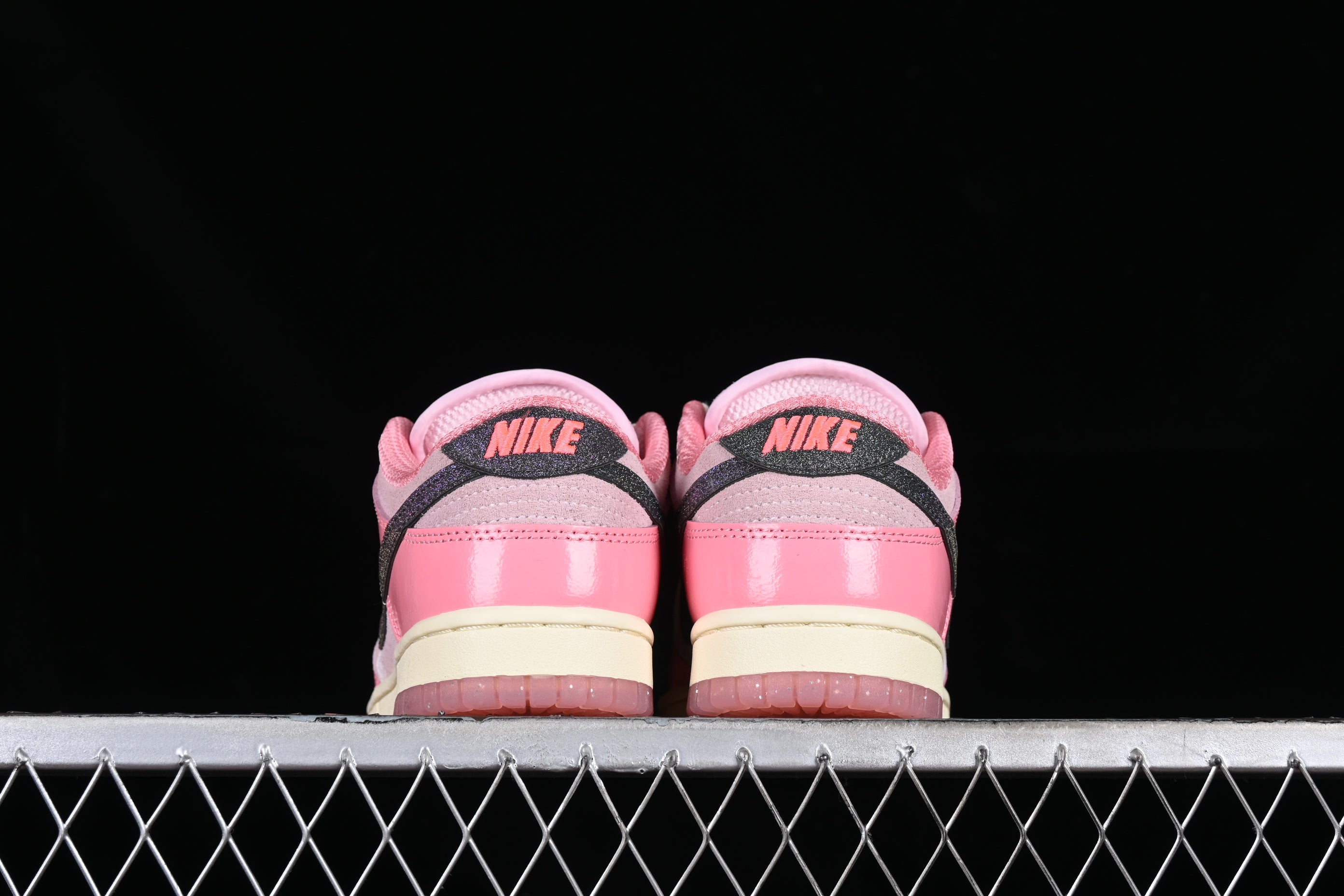 NikeUnisex Dunk Low LX - Barbie
