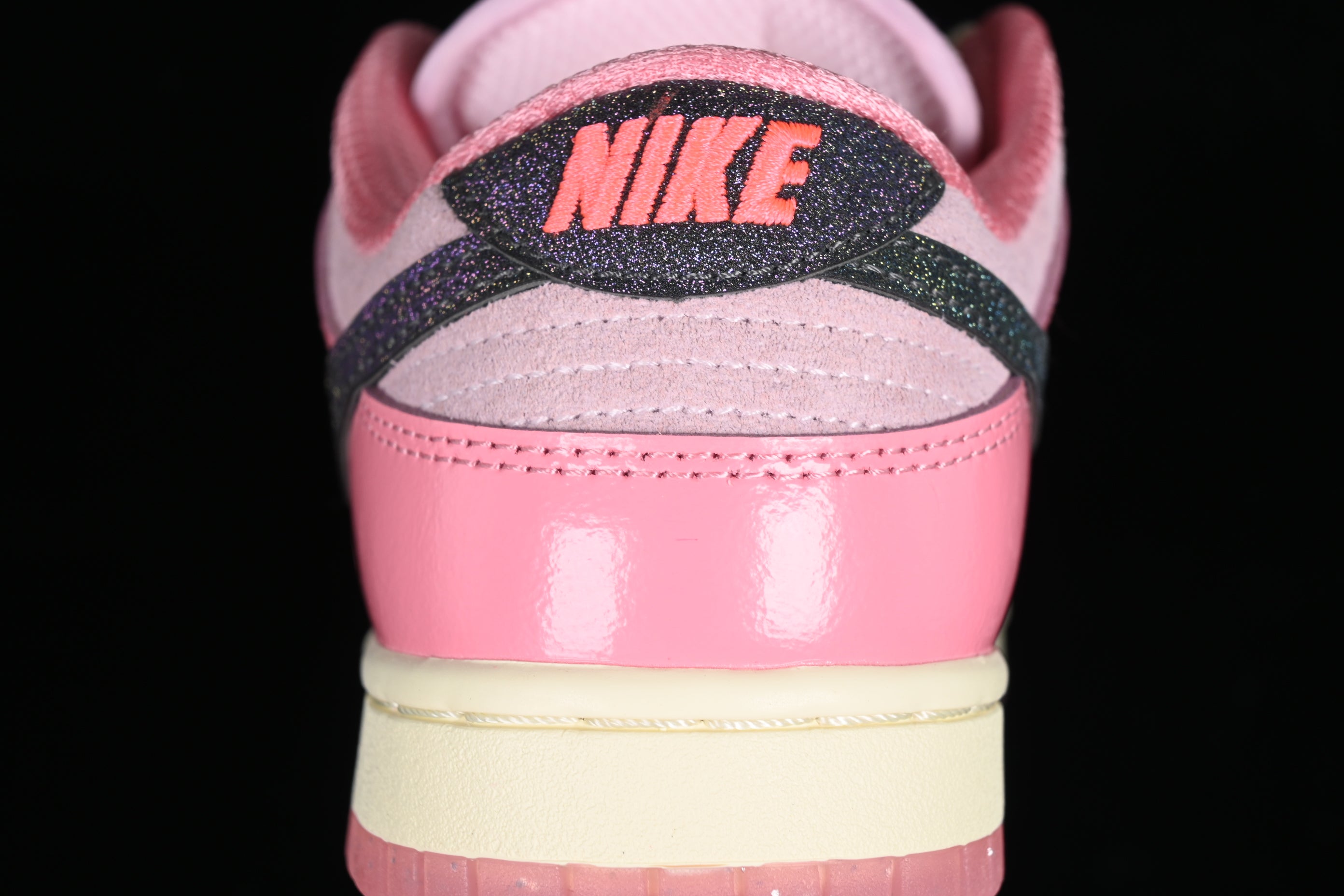 NikeUnisex Dunk Low LX - Barbie