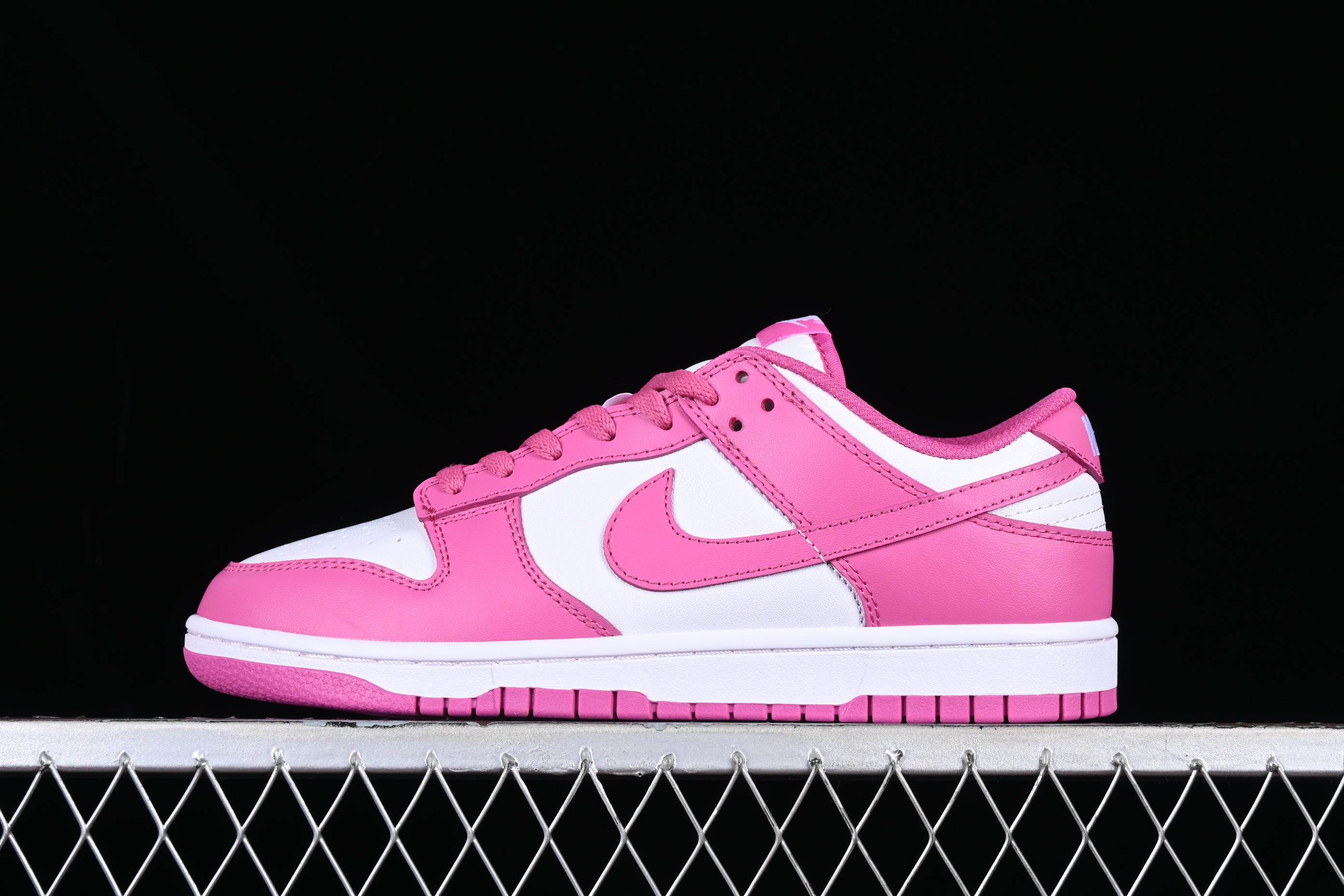 NikeWMNS SB Dunk Low - Active Fuchsia