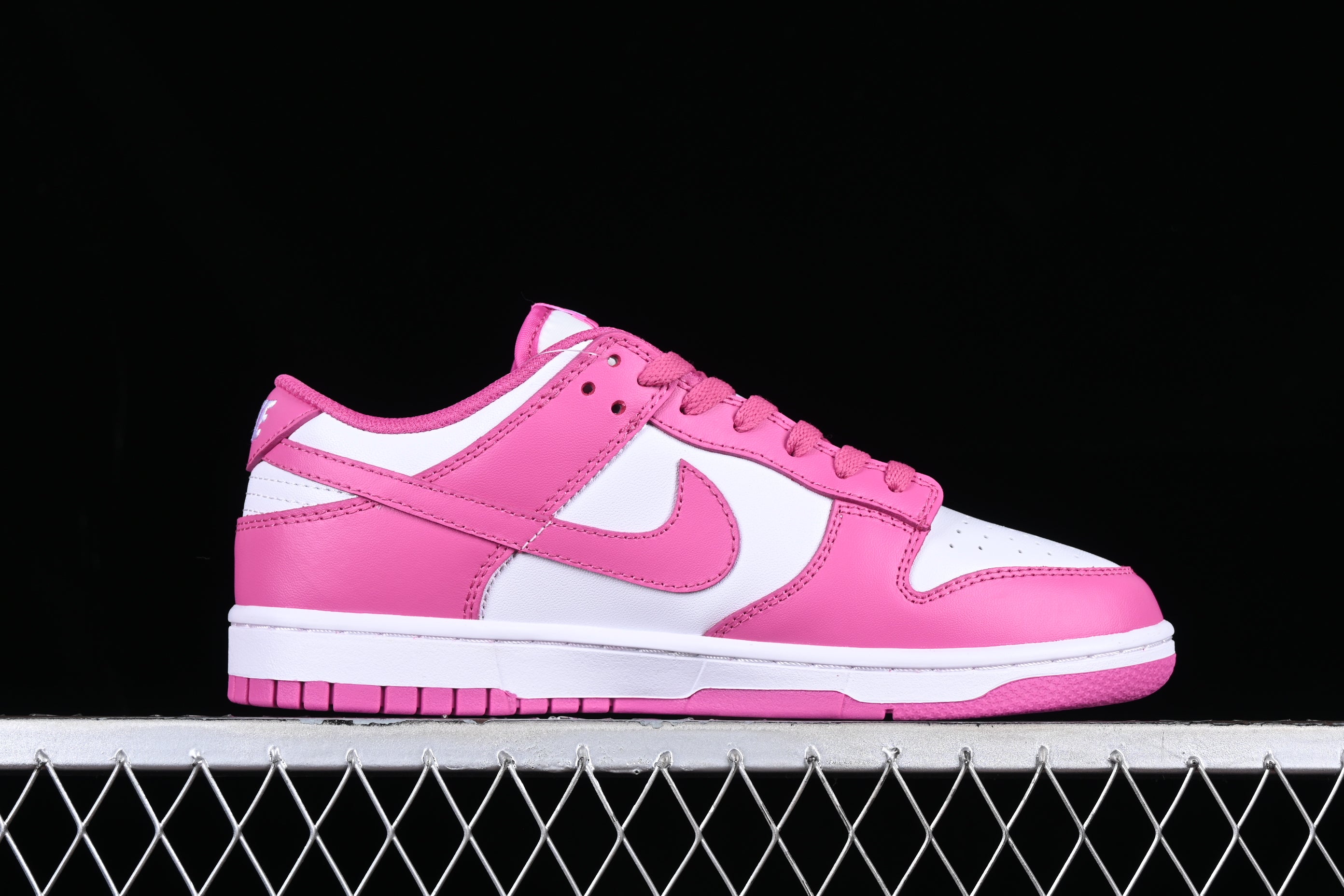 NikeWMNS SB Dunk Low - Active Fuchsia