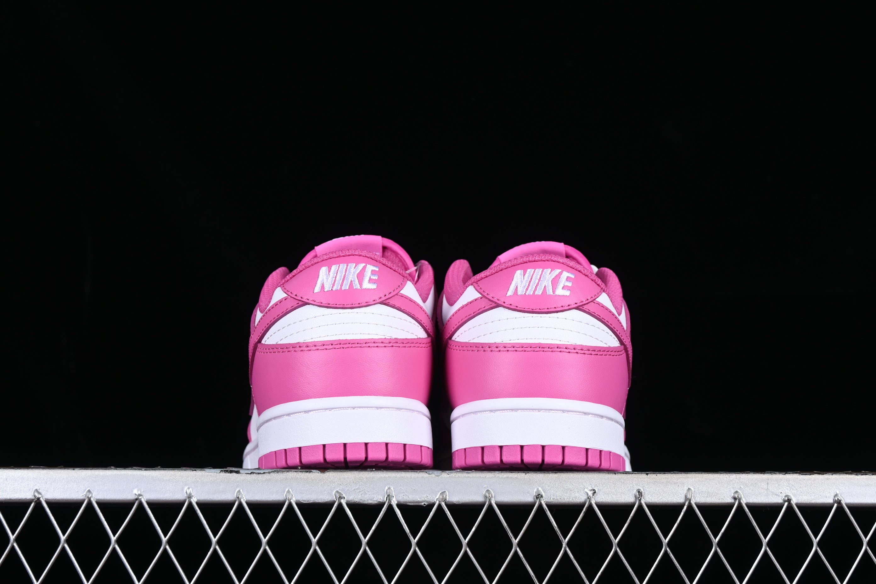 NikeWMNS SB Dunk Low - Active Fuchsia